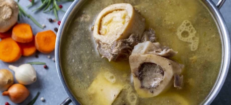 Ist Knochenbrühe wirklich gesund?
