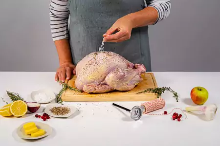 Fette die Pute mit der weichen Butter gründlich ei