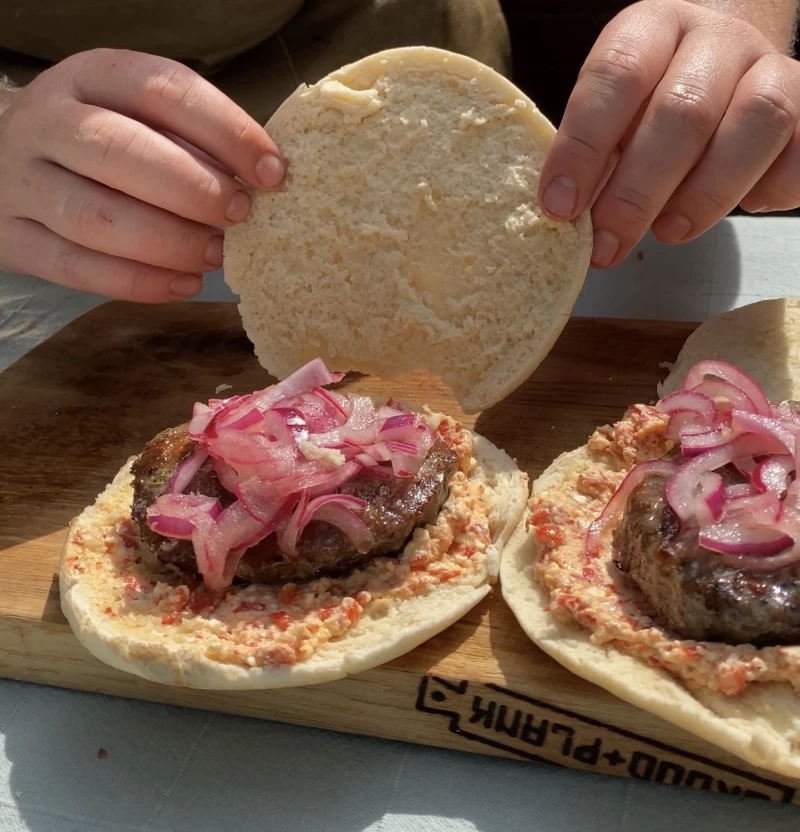 Lamm-Burger im Fladenbrot mit Feta-Aufstrich