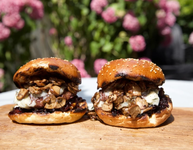 Hirsiburger mit karamelisierten Zwiebeln und Gorgonzola-Pilzen | Kaufnekuh