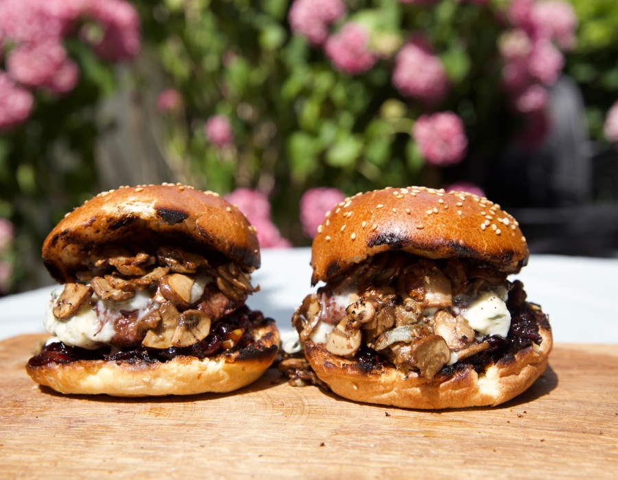 Hirsiburger mit karamelisierten Zwiebeln und Gorgonzola-Pilzen | Kaufnekuh