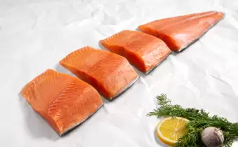 Frisches Wildlachsfilet mit Haut