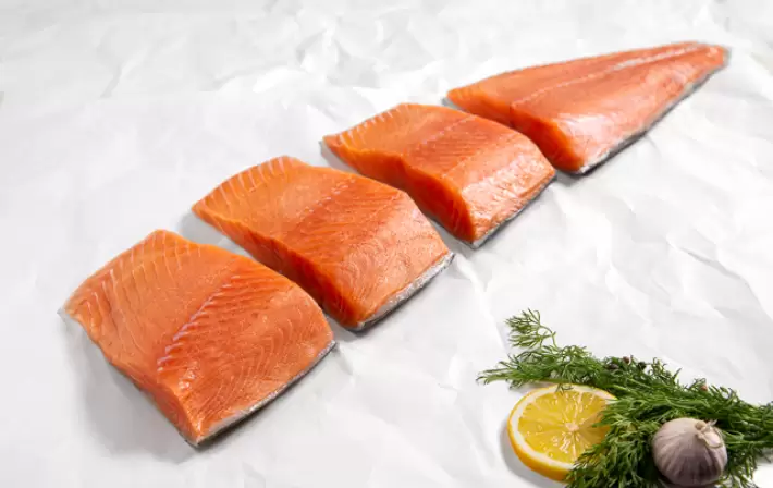 Frisches Wildlachsfilet mit Haut