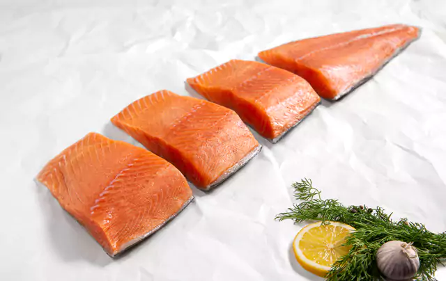 Frisches Wildlachsfilet mit Haut