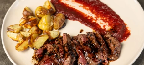 Rehsteak mit Rote-Bete-Püree, knusprigen Kartoffeln und Rotweinsoße