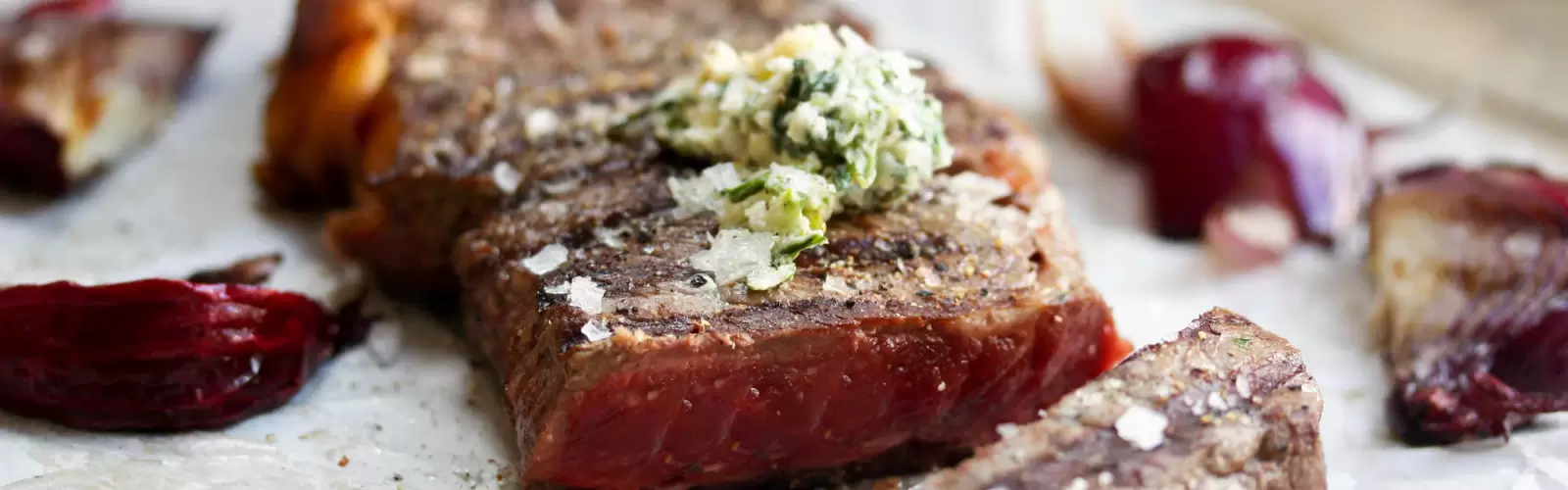 Rezept für saftiges Entrecôte mit hausgemachter Kräuterbutter ...