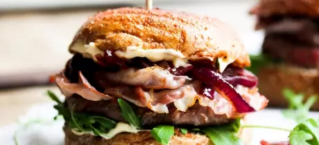 Hamburger mit Zwiebelchutney und Speck