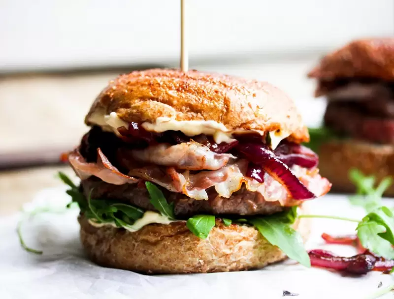 Hamburger mit Zwiebelchutney und Speck