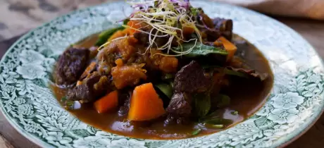 Herbstliches Gulasch mit Spinat & Hokkaido-Kürbis
