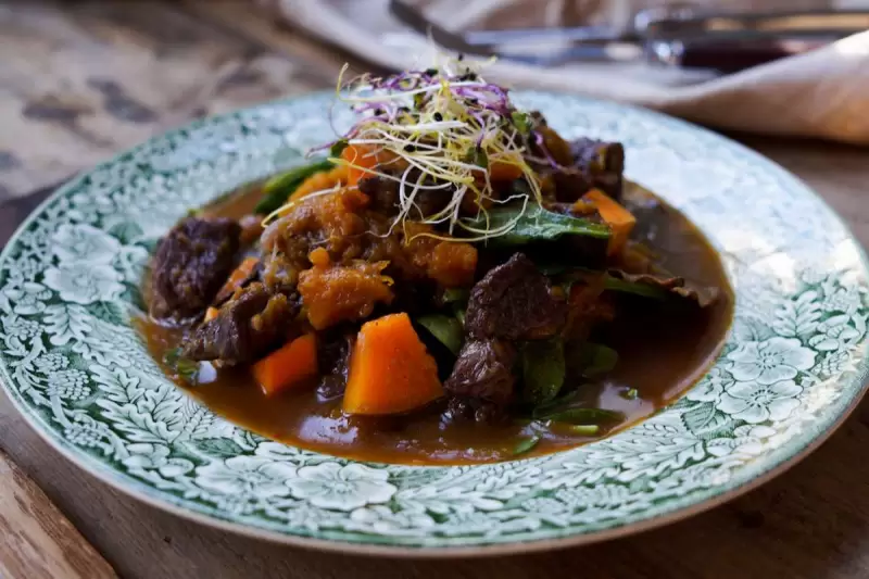 Herbstliches Gulasch mit Spinat & Hokkaido-Kürbis