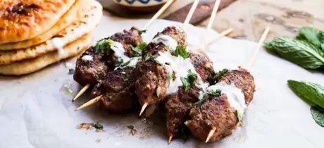 Köfte mit hausgemachtem Fladenbrot