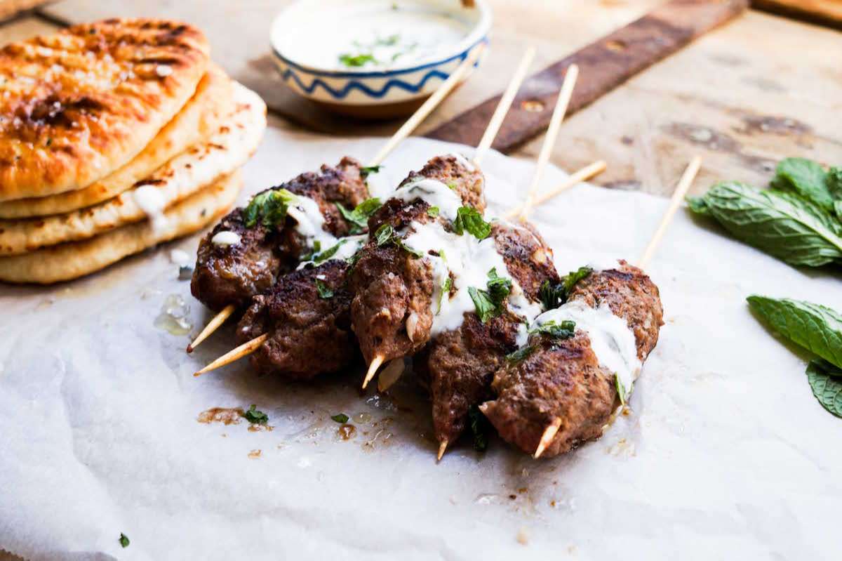 Rezept für Köfte mit hausgemachtem Rosmarin Fladenbrot | Kaufnekuh ...