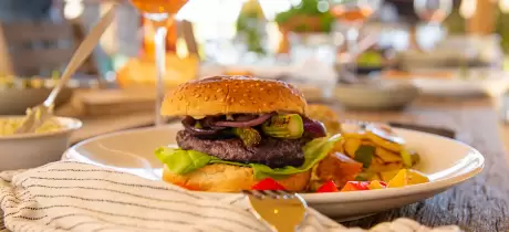 Burger mit gegrilltem Spargel