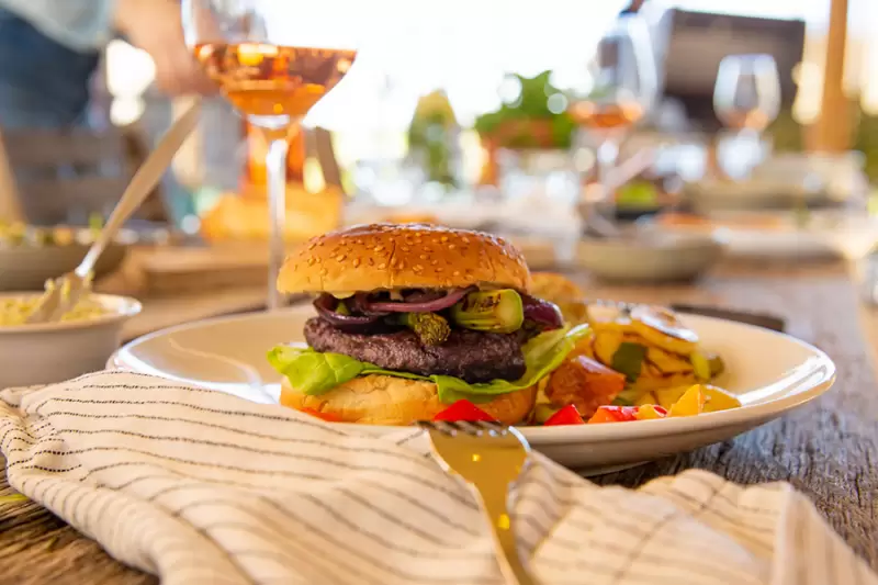 Burger mit gegrilltem Spargel