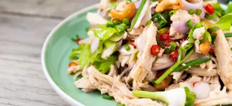Salat mit Reste-Hühnchen und Cashewnüssen