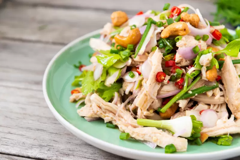 Salat mit Reste-Hühnchen und Cashewnüssen