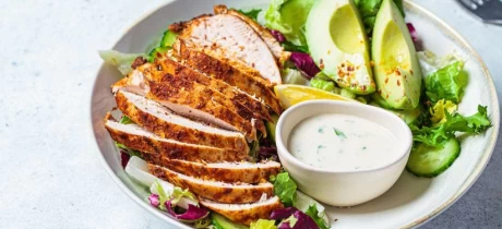 Avocado-Mango-Salat mit gegrilltem Huehnchen