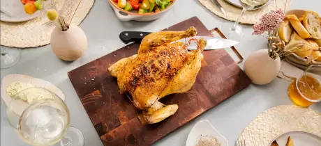 Ganzes Brathähnchen aus dem Ofen oder vom Grill