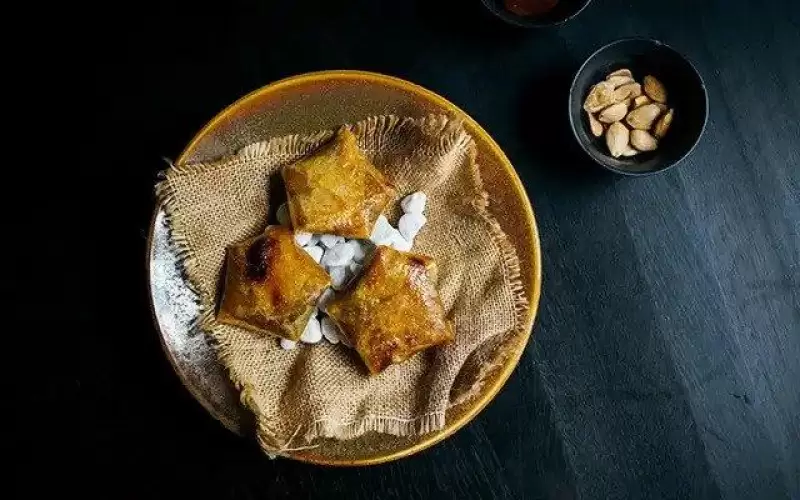 Hühnchen-Pastillas mit Aprikosen und Mandeln