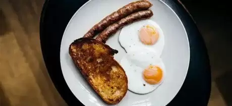 Chipolata-Würstchen mit Spiegelei