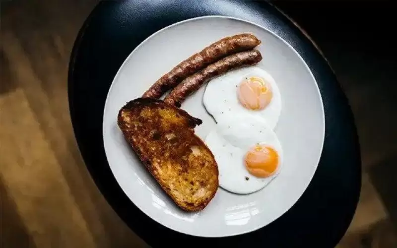 Chipolata-Würstchen mit Spiegelei