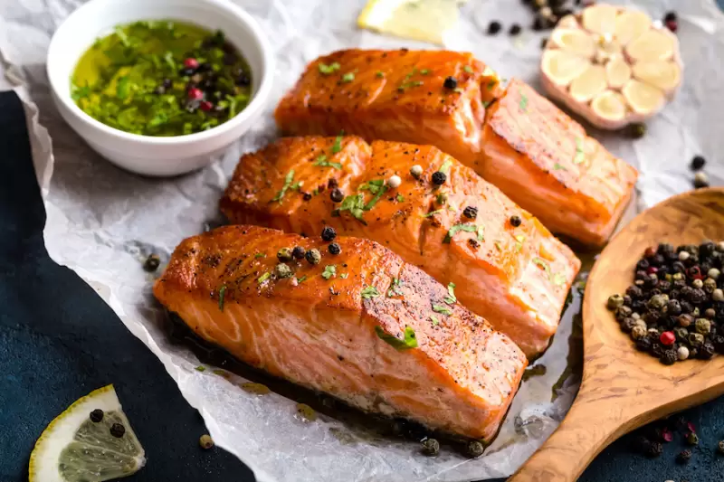 Lachs auf der Haut gebraten