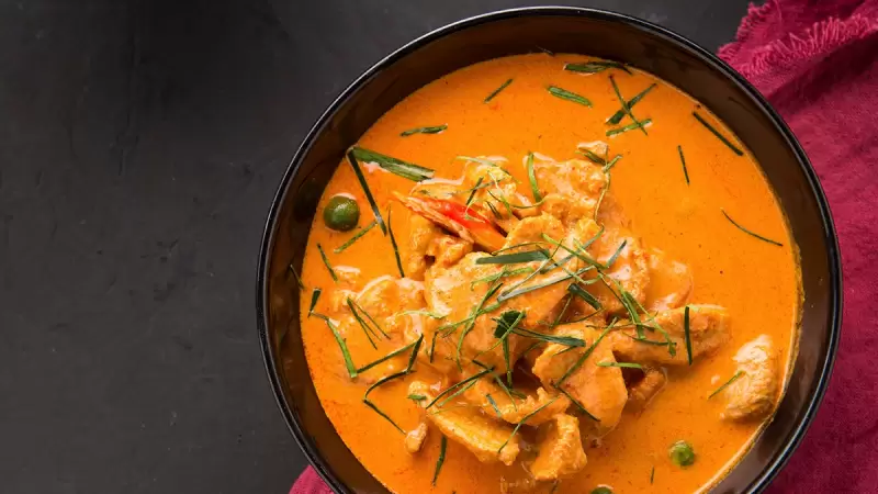 Thailändische Suppe mit Geflügel