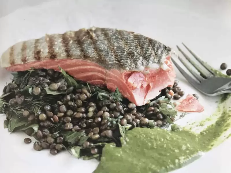 Lachs mit Salsa Verde aus Basilikum, Petersilie und Minze