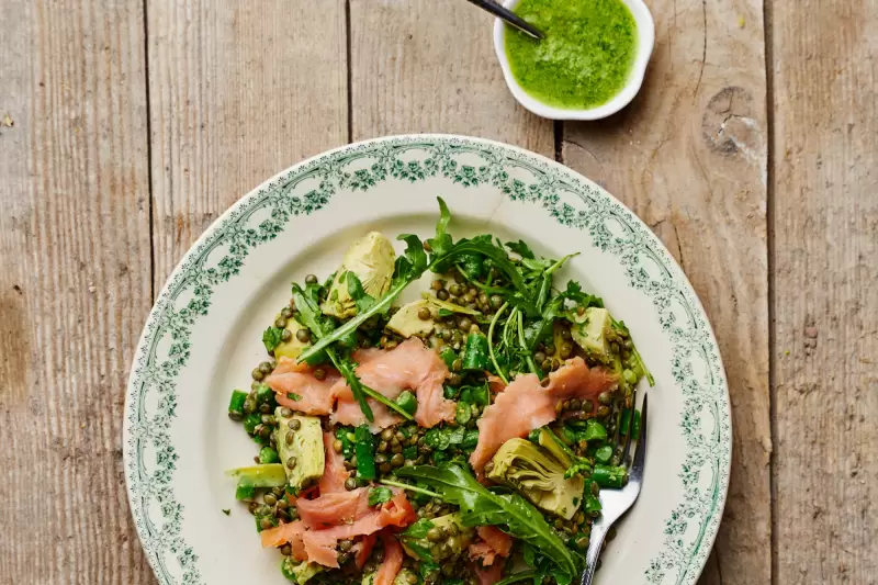 Linsensalat mit warm geräuchertem Wildlachs & Rucolapesto
