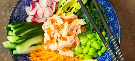 Poké-Bowl mit warm geräucherten Wildlachs