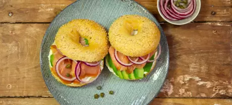 Bagel mit geräuchertem Wildlachs, Frischkäse & Avocado