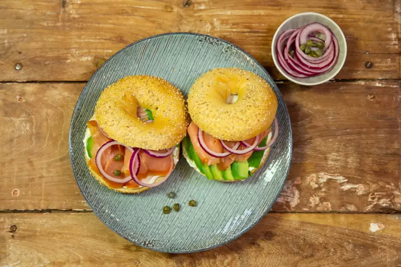 Bagel mit geräuchertem Wildlachs, Frischkäse & Avocado