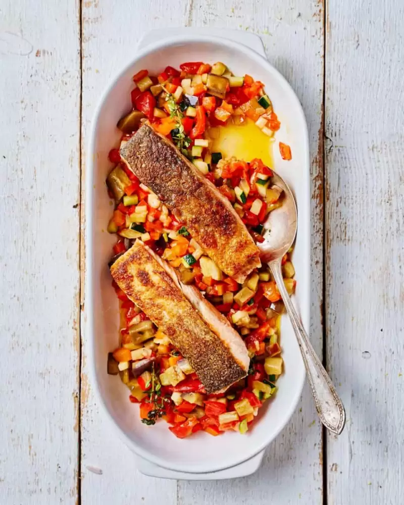 Ratatouille mit gegrilltem Lachs und Fenchelsoße