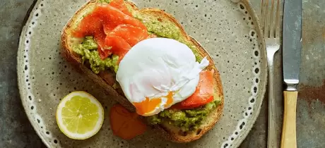 Wildlachs auf Brot mit pochiertem Ei