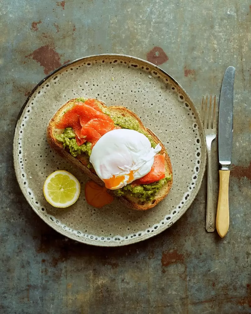 Wildlachs auf Brot mit pochiertem Ei