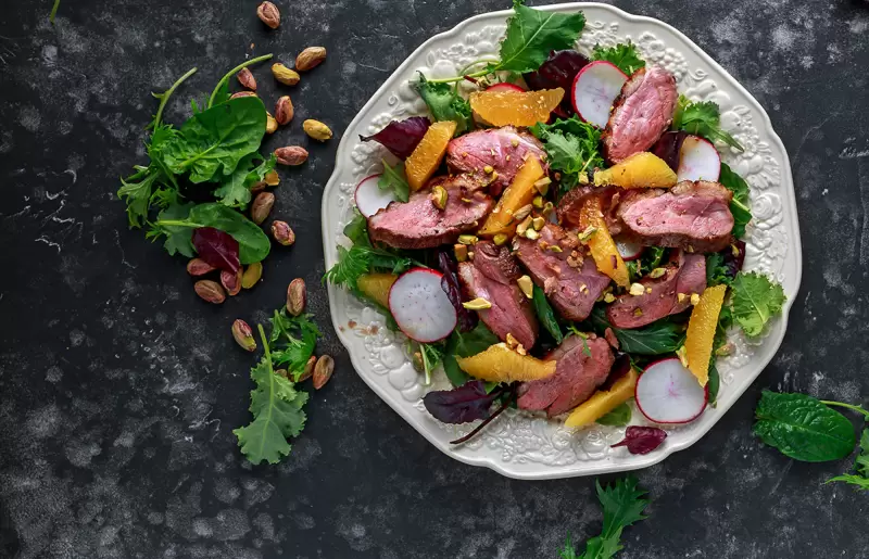 Salat mit Entenbrust, Orange & Pistazie