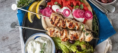 Griechisches Hähnchen Souvlaki mit Salat auf Pita Brot