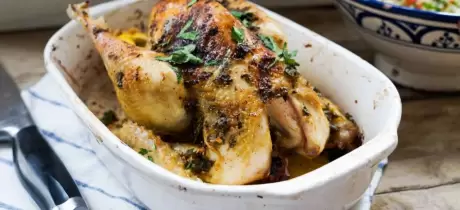 Ganzes Huhn mit Kräutern und Zitrone