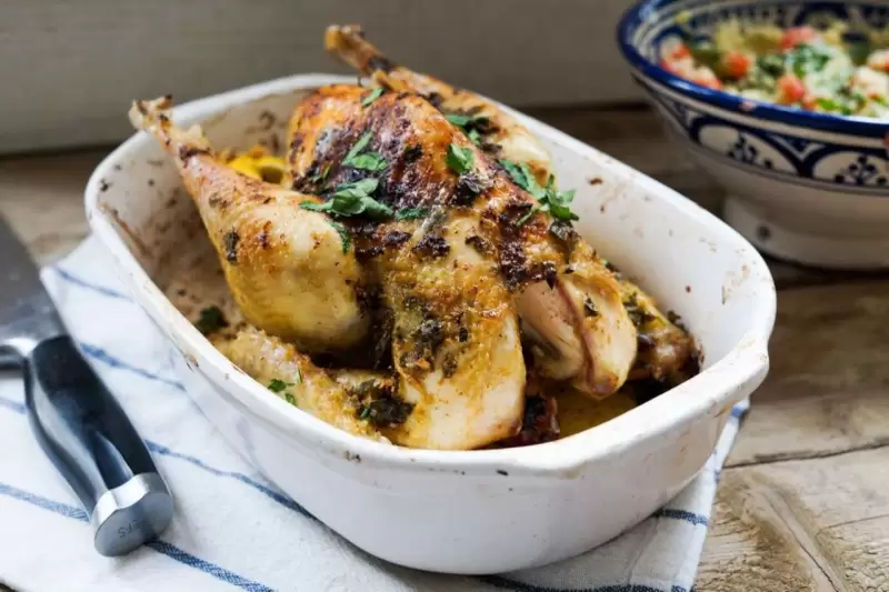 Ganzes Huhn mit Kräutern und Zitrone