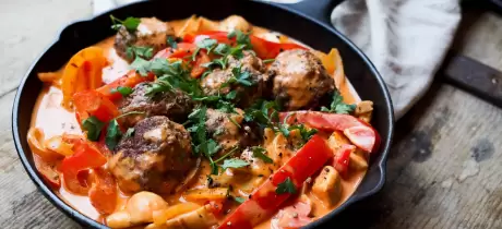 Bœuf Stroganoff mit Hackbällchen
