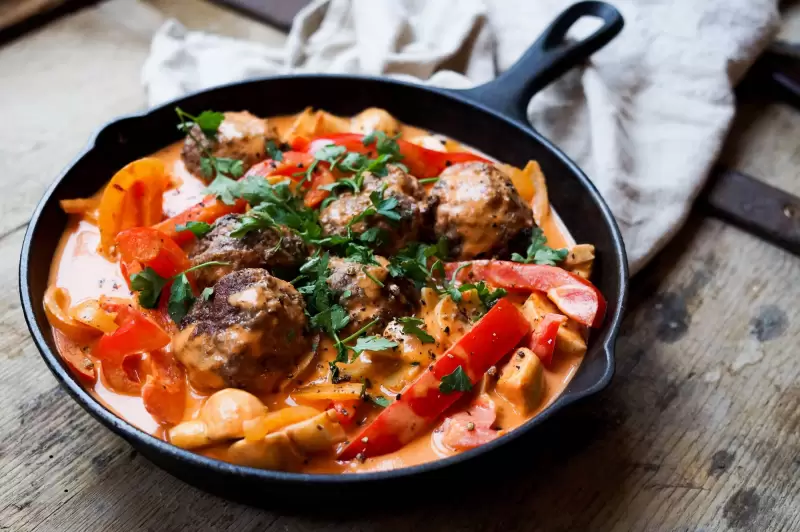 Bœuf Stroganoff mit Hackbällchen