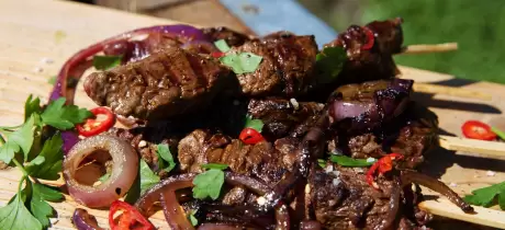 Grillspieße mit Schwarzbierglasur