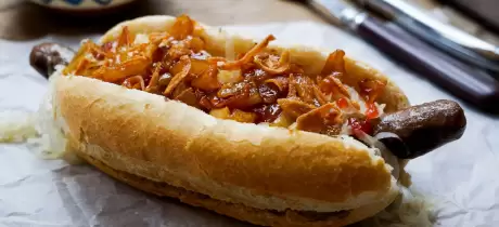 Chipolata-Hotdog mit karamellisiertem Apfel und Sauerkraut