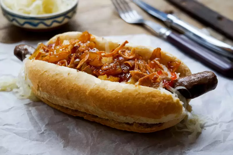 Chipolata-Hotdog mit karamellisiertem Apfel und Sauerkraut