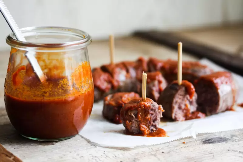Currywurst mit hausgemachter Sauce