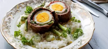 Spargel-Zitronen-Risotto mit gefüllten Rinderrouladen