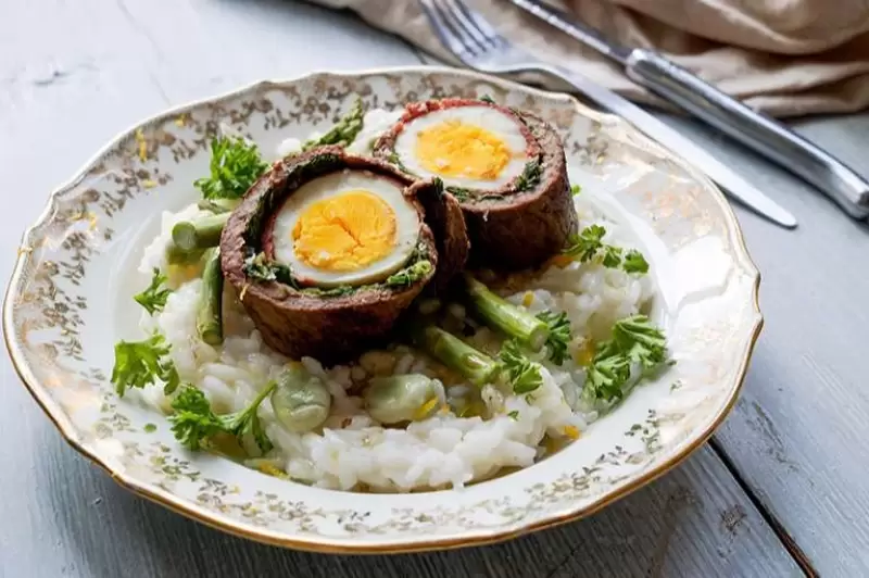 Spargel-Zitronen-Risotto mit gefüllten Rinderrouladen