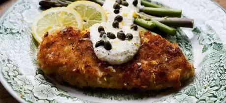 Kräuterschnitzel mit cremiger Zitronensauce und grünem Spargel