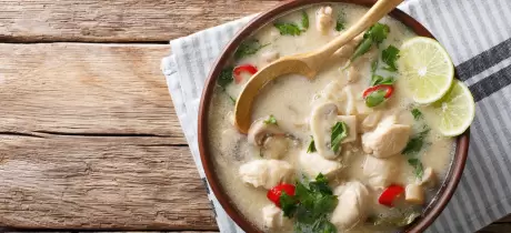Thailändische Hühnersuppe mit grünem Curry