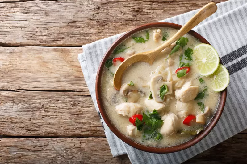 Thailändische Hühnersuppe mit grünem Curry